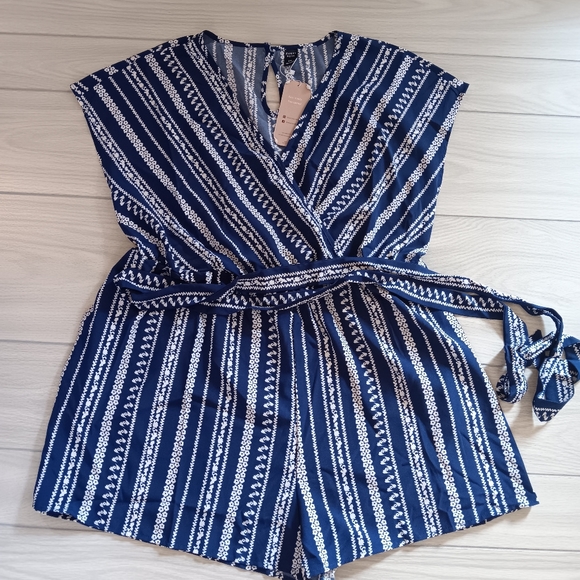 Women Plus Size Floral Print Belted Romper - Picture 7 of 16